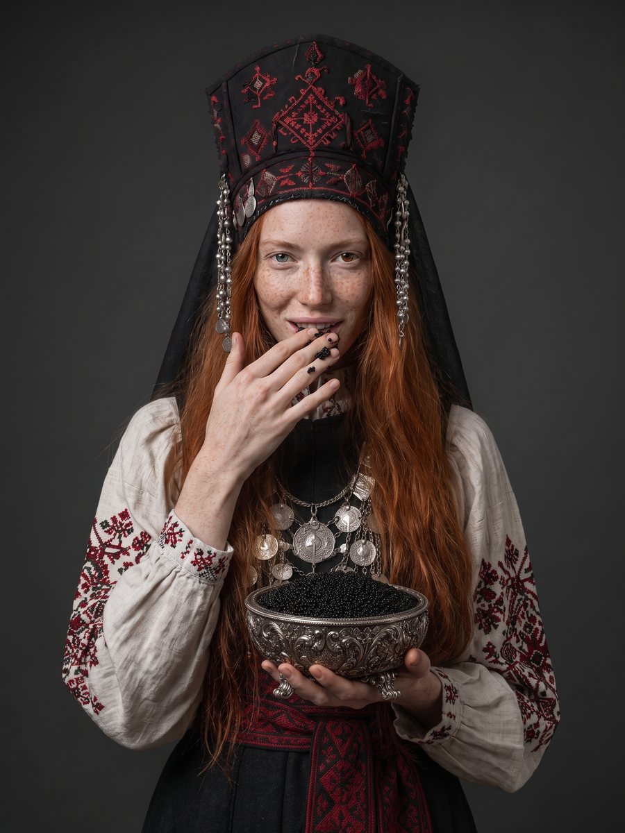 Героиня в костюме с чашей икры